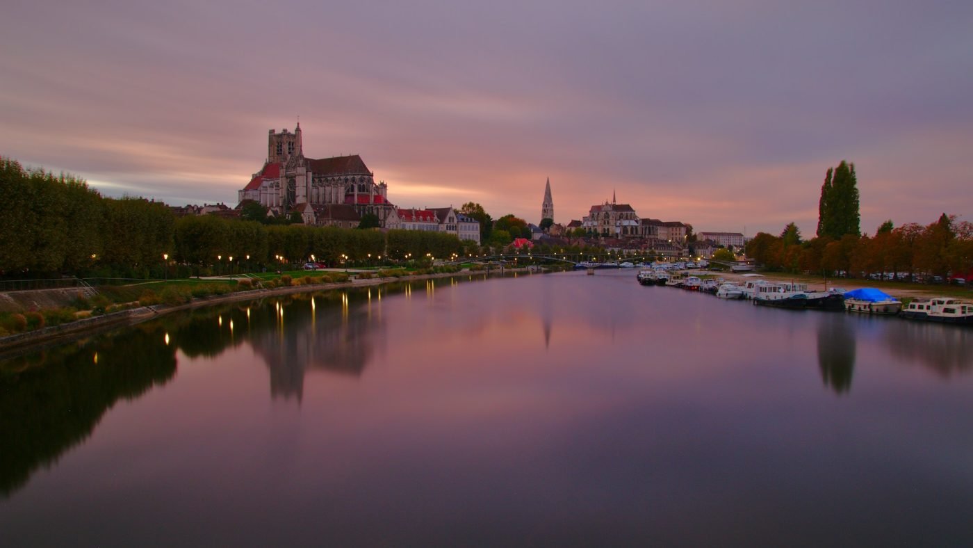 Auxerre au crépuscule, la cathédrale Saint-Étienne se reflétant dans l’Yonne