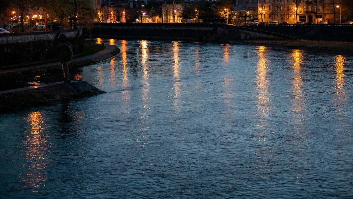 Les bords du Doubs à Besançon au crépuscule