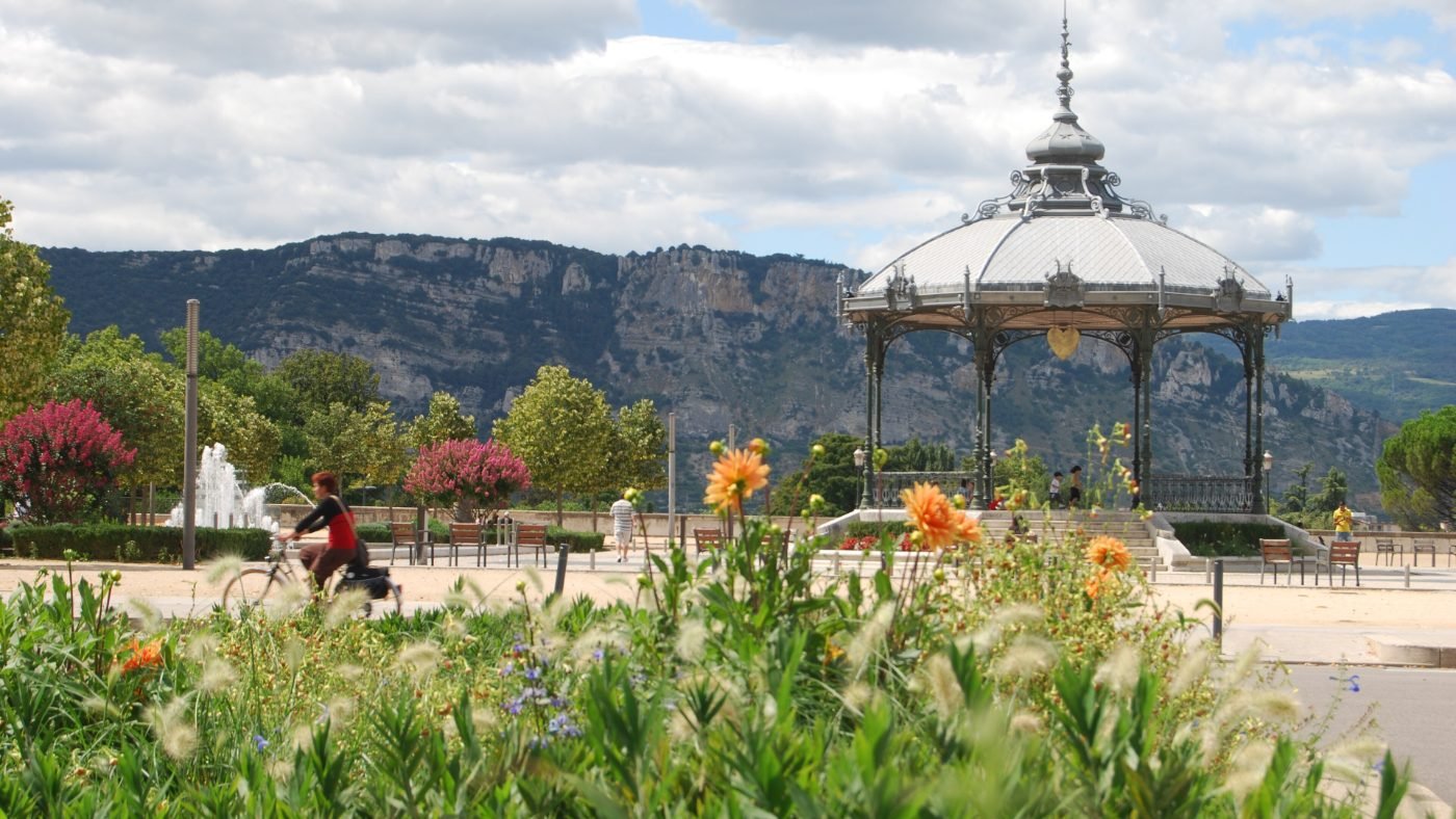 Le kiosque Peynet au parc Jouvet à Valence, face au massif de Crussol